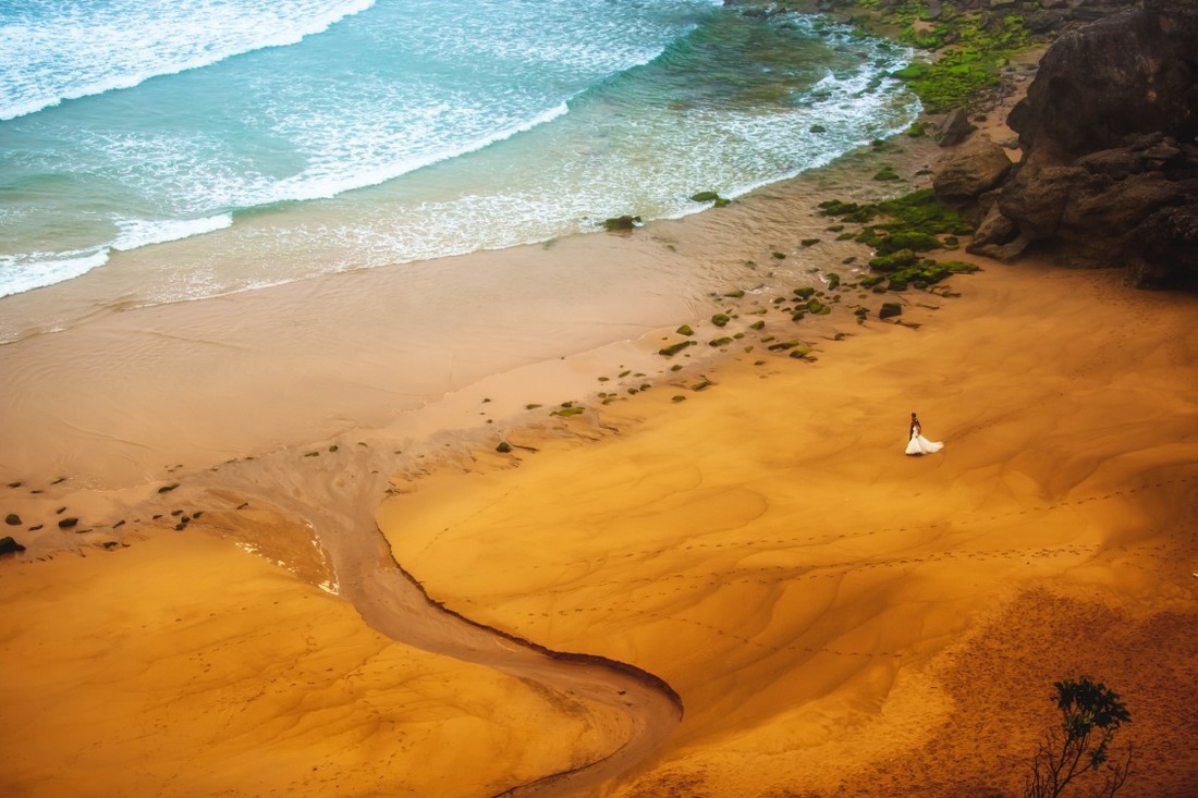 imagen_aerea_novios_playa_postboda_Eurofoto_2